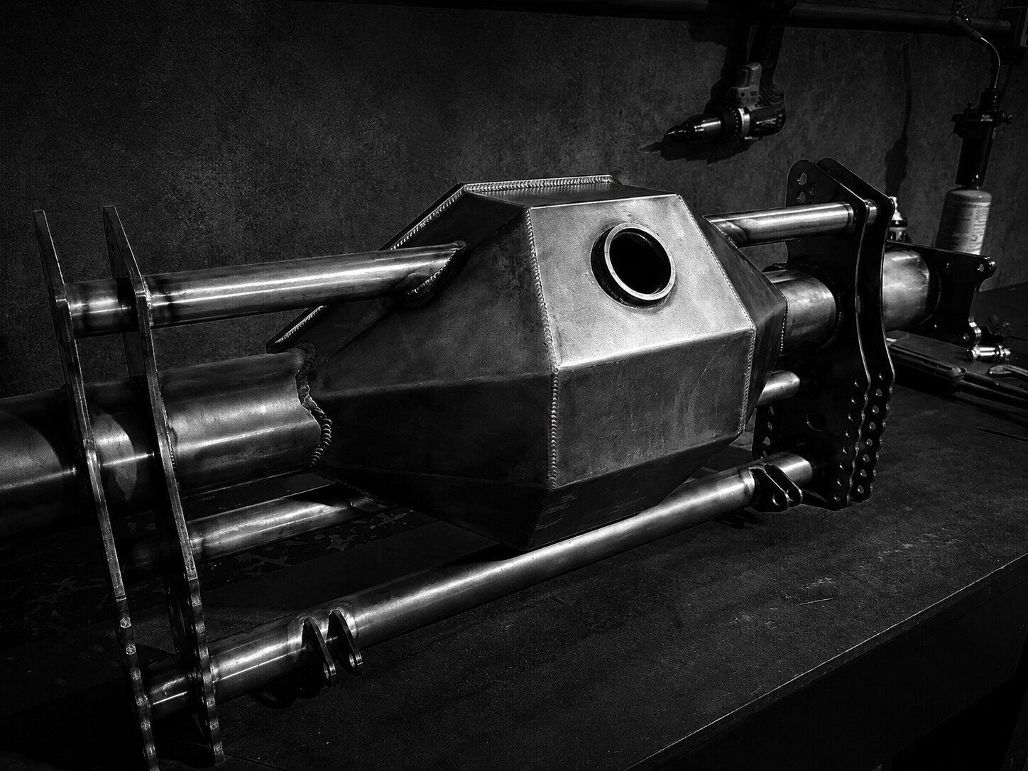 Four-link rear suspension and custom differential housing
